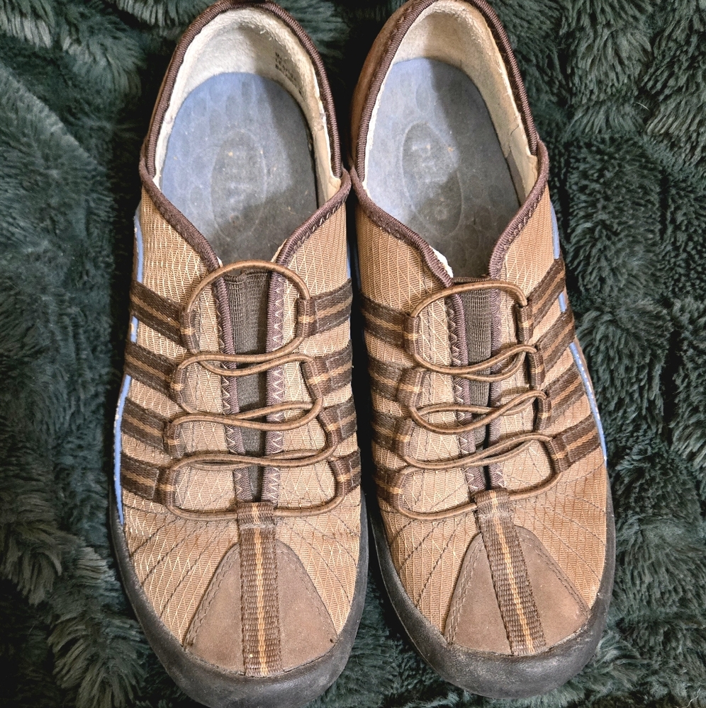 Casual brown sneakers